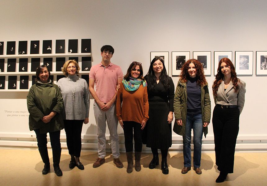 La vicerrectora Ester Alba, con la comisión evaluadora y dos de las estudiantes premiadas.